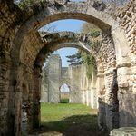 Orrouy_%2860%29%2c_ruine_de_la_chapelle_romane_de_champlieu%2c_vue_g%c3%a9n%c3%a9rale_int%c3%a9rieure_depuis_le_ch%c5%93ur